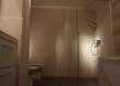 Zidovi ove moderne kupaonice obučene su u antikirani jadranski vapnenac Plano. Tekstura slična naranđinoj kori daje odličan omjer uporabljivosti, lakoće odražavanja i prirodnog izgleda.