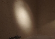 Zidovi ove moderne kupaonice obučene su u antikirani jadranski vapnenac Plano. Tekstura slična naranđinoj kori daje odličan omjer uporabljivosti, lakoće odražavanja i prirodnog izgleda.