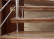 Ovo stepenište bez podkonstrukcije izveli smo u suradnji sa njemačkim stručnjacima koji su osmislilli i patentirali ovaj način izvođenja stepeništa. Svako gazište izrađeno je od dvije ploče koje su armirane i spojene ljepljenjem. Gazišta su spojena metalnim stupićima-vijcima koji zajedno sa samim kamenom nose cjelokupnu težinu stepeništa.
